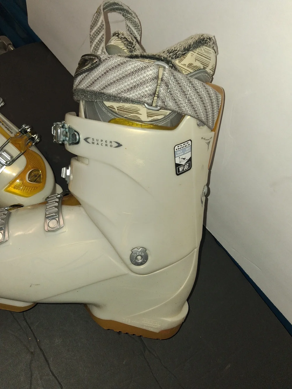 HEAD DREAM 10 THANG SKI BOOTS WOMEN SIZE 24- 24.5/8us